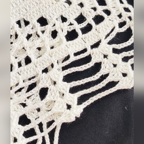 Retro crocheted rectangular, dresser, scarf, table runner, doily, table linens. - Picture 10 of 11